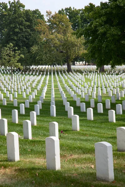 美利坚合众国华盛顿特区的阿灵顿国家公墓 内战期间建立的军事公墓 后来扩大到世界 韩国和其他国家的墓地 — 图库照片