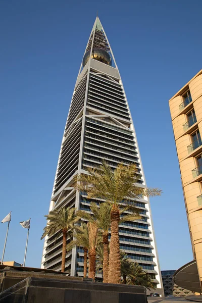 Riyadh 2月27 サウジアラビアのリヤドで 2023年2月27日にAl Faisaliahタワーファサードの日没の光 Faisaliahタワーは高級ホテルで サウジアラビアで最も特徴的な超高層ビルです — ストック写真