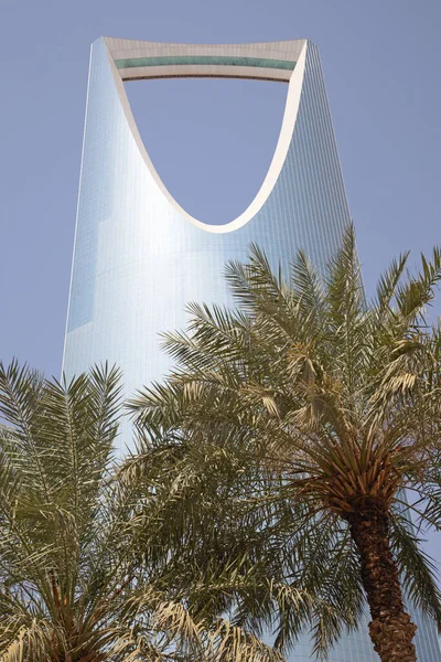 リヤド 3月3日 サウジアラビアのリヤドで2023年3月3日に王国の塔 王国タワーはビジネスとコンベンションセンターであり ショッピングモールであり リヤド市の主要なランドマークの1つです — ストック写真