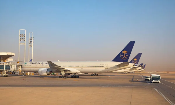Ριάντ Μαρτίου Αεροπλάνα Ετοιμάζονται Για Απογείωση Στο Αεροδρόμιο Riyadh King Φωτογραφία Αρχείου