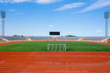 Mavi gökyüzünde gol ve tablo ile futbol sahası