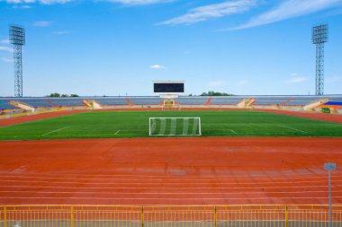 Mavi gökyüzünde gol ve tablo ile futbol sahası