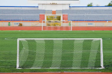 Mavi gökyüzünde gol ve tablo ile futbol sahası