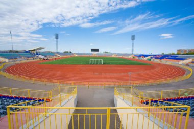 Mavi gökyüzünde gol ve tablo ile futbol sahası
