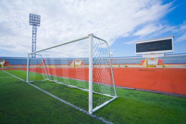 Mavi gökyüzünde gol ve tablo ile futbol sahası