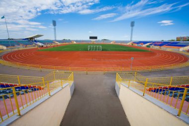 Mavi gökyüzünde gol ve tablo ile futbol sahası