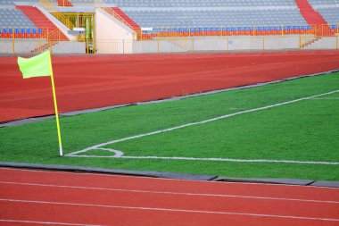 Mavi gökyüzünde gol ve tablo ile futbol sahası