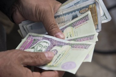 Banknotlar elinde. Üst Manzara. Para saymak ya da harcamak. Yüksek kalite fotoğraf