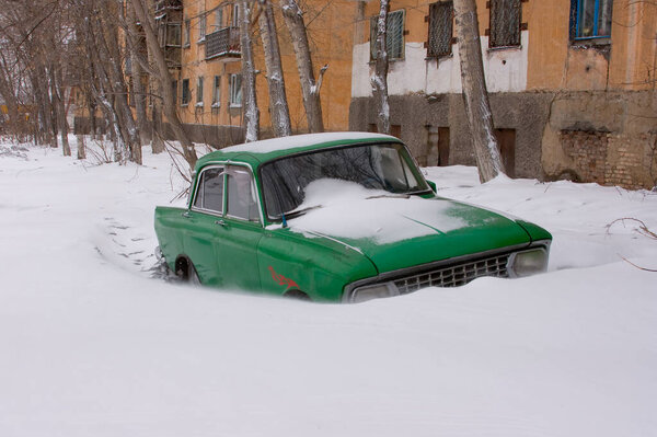 Старая машина зимой под снегом. Высокое качество фото