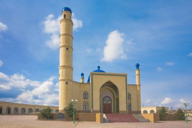 Mavi gökyüzü ve çimenlerdeki güzel Müslüman camii