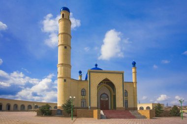 Mavi gökyüzü ve çimenlerdeki güzel Müslüman camii