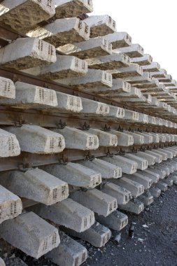 Tren ve tramvay için beton tramvaylarda paslı demiryolu bağlayıcıları var. Yüksek kalite fotoğraf