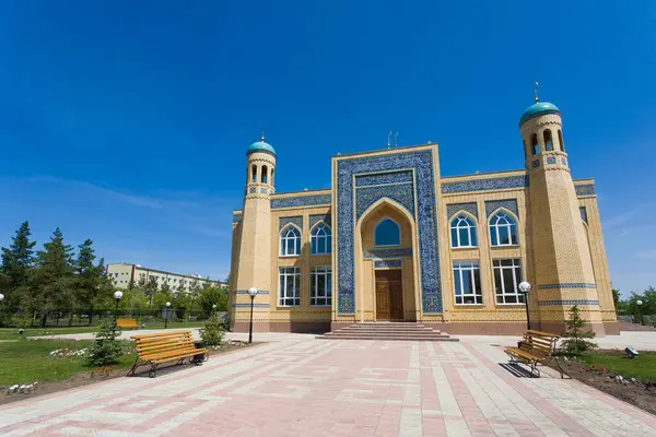 Mavi gökyüzü ve çimenlerdeki güzel Müslüman camii