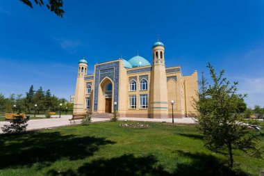 Mavi gökyüzü ve çimenlerdeki güzel Müslüman camii