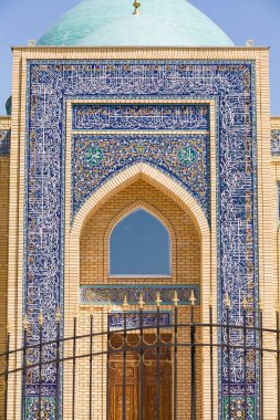 Mavi gökyüzü ve çimenlerdeki güzel Müslüman camii