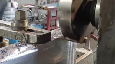 Bir atölyedeki metal parçaları tam olarak işleten endüstriyel bir değirmen makinesinin yakın çekimi. Detaylı mekanik hareketler metal çalışma sürecini gösteriyor. Yüksek kalite Tam HD görüntü