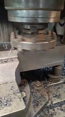 Bir atölyedeki metal parçaları tam olarak işleten endüstriyel bir değirmen makinesinin yakın çekimi. Detaylı mekanik hareketler metal çalışma sürecini gösteriyor. Yüksek kaliteli FullHD görüntüler