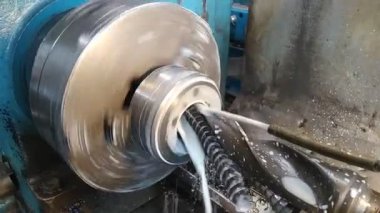 Dönen torna makinesinde metal bir silindiri kesen matkabın yakın çekimi. Yüksek kaliteli FullHD görüntüler