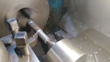 Dönüştürücünün yakın çekimi torna tezgahındaki metal parçayı işliyor. Yüksek kaliteli FullHD görüntüler