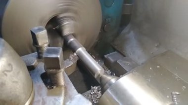 Dönüştürücünün yakın çekimi torna tezgahındaki metal parçayı işliyor. Yüksek kaliteli FullHD görüntüler