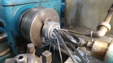 Dönen torna makinesinde metal bir silindiri kesen matkabın yakın çekimi. Yüksek kaliteli FullHD görüntüler