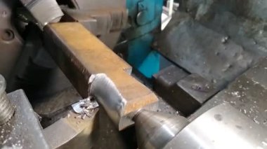 Dönüştürücünün yakın çekimi torna tezgahındaki metal parçayı işliyor. Yüksek kaliteli FullHD görüntüler