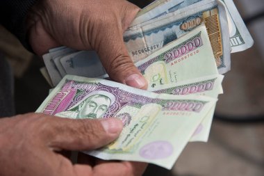 Banknotlar elinde. Üst Manzara. Para saymak ya da harcamak. Yüksek kalite fotoğraf