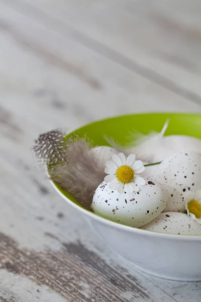 Minimalist Paskalya Taşra Tarzında Yumurta Dolu Bir Kase Kırsal Ahşap — Stok fotoğraf