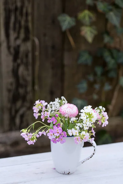 Ностальгічне Весняне Враження Натюрморт Букетом Дикої Квітки Білій Чашці — стокове фото