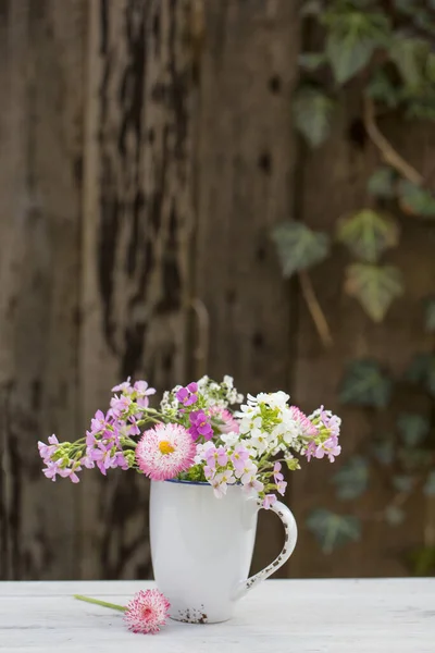 ノスタルジックな春の印象は 白いカップで野花の花束でまだ生活 — ストック写真