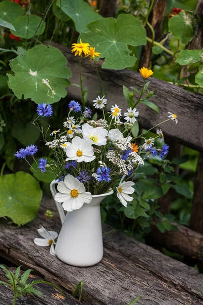 Okouzlující Venkovské Zahrady Zátiší Kytice Divoké Květiny Staré Dřevěné Lavičce Stock Obrázky