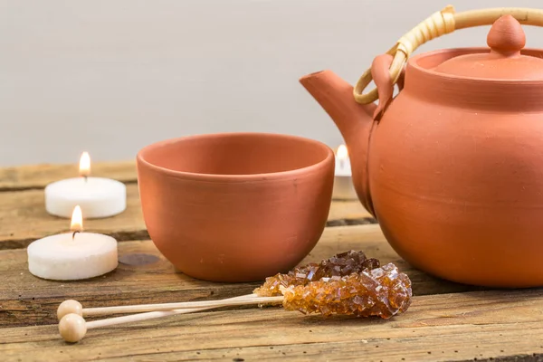 用褐色陶瓷茶 茶杯和茶壶 在纯亚洲风格的茶中静坐片刻 免版税图库图片