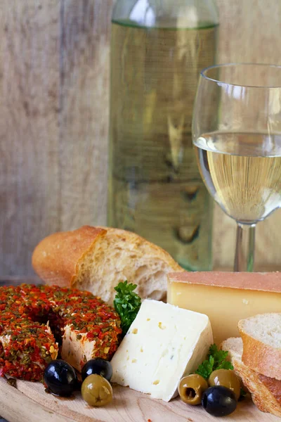 带有白葡萄酒 奶酪和橄榄的乡村食品依然充满活力 非常适合做礼品袋 食物博客或家居装饰产品 图库照片
