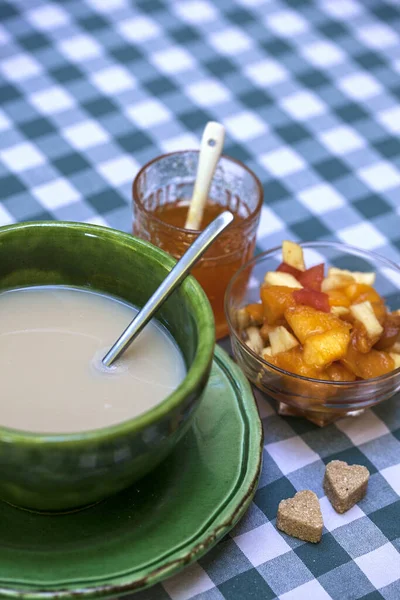 伝統的な素朴な緑のセラミック食器 コーヒー フルーツコンポート 砂糖でフランスのロードトリップの朝食 ストック画像