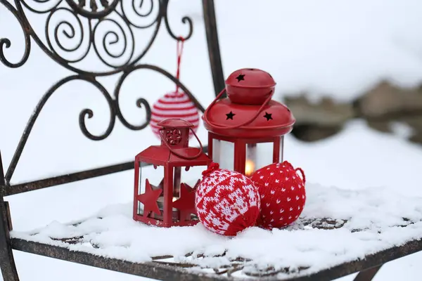 Примхливі Скандинавські Червоно Білі Різдвяні Прикраси Старовинному Стільці Снігу Стокове Зображення
