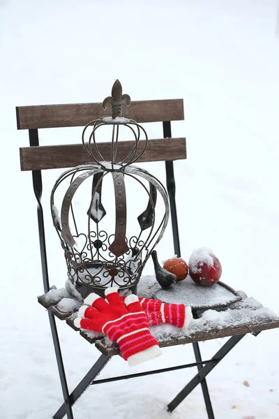 飘忽不定的北欧红白色圣诞装饰在雪地上的老式椅子上 图库图片