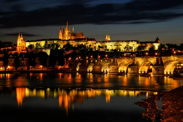 Vista Noturna Iluminado Prazsky Hrad Ponte Charles Rio Vltava Praga — Fotografia de Stock