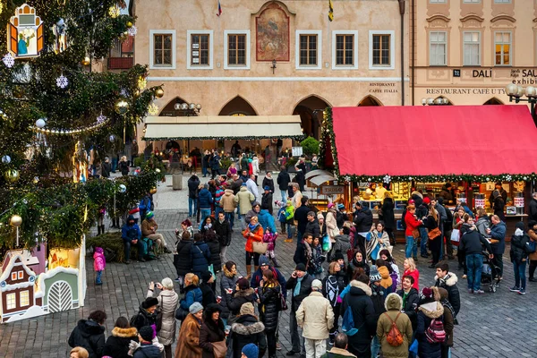 Czech Republic 2015年12月11日旧市街広場 別名Staromestske Namesti の人々は チェコ プラハの有名な伝統的なクリスマスマーケットで — ストック写真