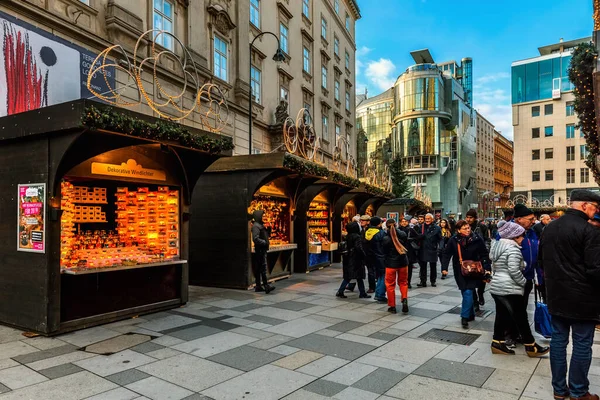 Vienna Austria December 2019 People Walking Illuminated Kiosks Selling Souvenirs — Stock Photo, Image