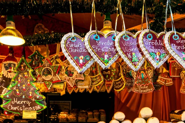 ハート型の伝統的なジンジャーブレッドクッキーは オーストリアのウィーンで有名なクリスマスマーケットで販売されています — ストック写真