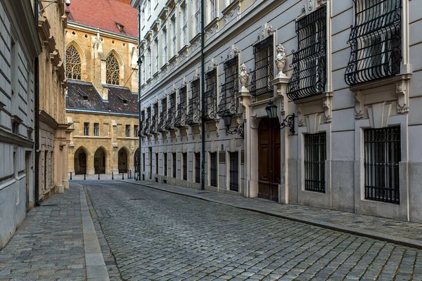 Úzká Dlážděná Ulice Mezi Historickými Budovami Vídni Rakousko — Stock fotografie