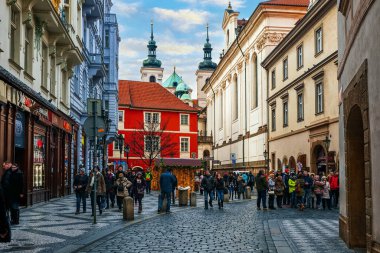PRAG, CZECH Cumhuriyet - 10 Aralık 2015: Prag 'ın Eski Kenti' ndeki tarihi binalar arasında dar kaldırım taşı caddesindeki insanlar - Çek Cumhuriyeti 'nin başkenti, ünlü ve popüler seyahat merkezleri.