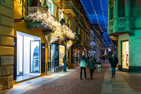 意大利阿尔巴市 2020年12月15日 傍晚时分 皮埃蒙特的阿尔巴镇历史中心 人们在鹅卵石街上散步时点亮了圣诞彩灯 那里以酿酒和白松露而闻名 也是旅游胜地 — 图库照片