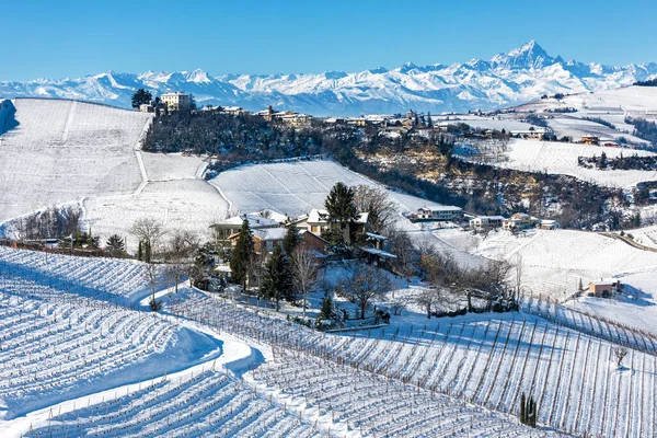 意大利北部皮埃蒙特的葡萄园中 山上的房屋被雪覆盖着 — 图库照片
