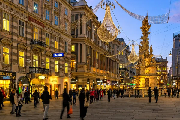 Vienna Österrike December 2019 Folk Promenader Kvällen Graben Street Berömda — Stockfoto