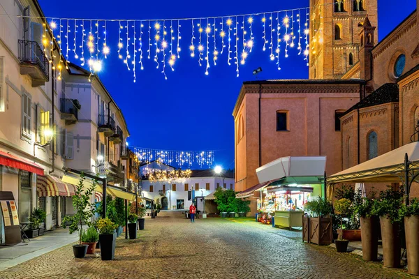 意大利北部皮埃蒙特 阿尔巴老城鹅卵石街的景观 点亮了圣诞彩灯 — 图库照片