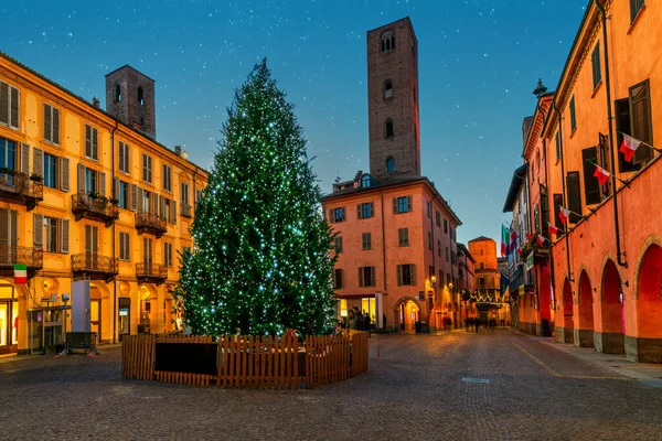 Beleuchteter Weihnachtsbaum Auf Dem Gepflasterten Stadtplatz Zwischen Alten Historischen Gebäuden — Stockfoto