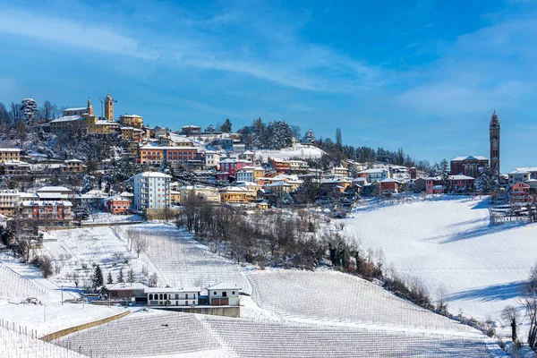 Widok Małe Miasteczko Wzgórzach Pokrytych Śniegiem Piemoncie Północne Włochy — Zdjęcie stockowe