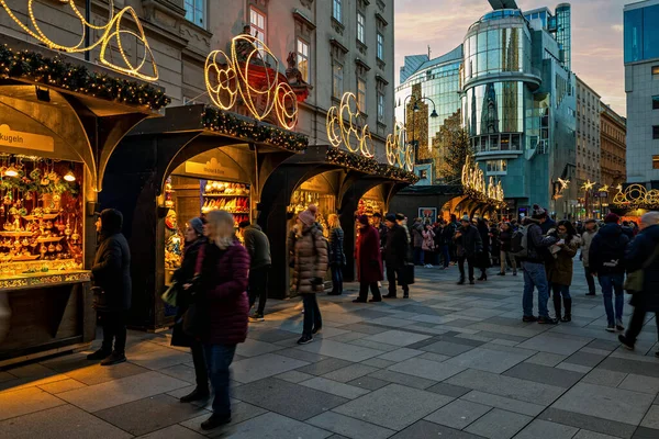 Vienna Oostenrijk December 2019 Mensen Lopen Langs Verlichte Kiosken Die — Stockfoto