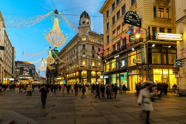 ウィーン オーストリア 2019年12月3日 人々は夜に歩くグラベン通り ウィーンの主要な有名な歩行者天国の通りの1つで クリスマス休暇のために照明され装飾されています — ストック写真